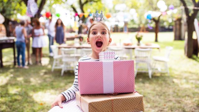 Niña sosteniendo regalos.