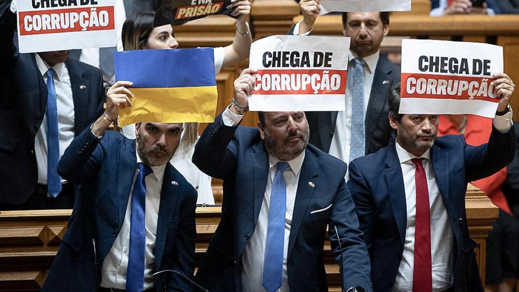 Diputados del partido portugués de extrema derecha Chega protestan contra la visita de Lula, este martes.
