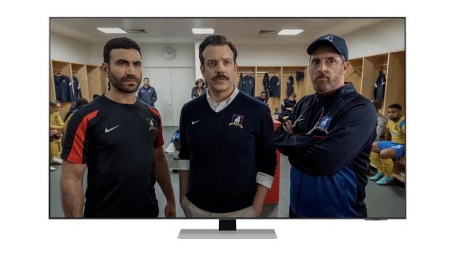 Fotomontaje con un televisor Samsung y Ted Lasso de fondo