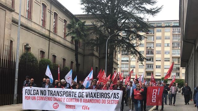 Manifestación convocada por CIG, UGT y CCOO por la negociación del convenio del transporte de viajeros por carretera en Santiago