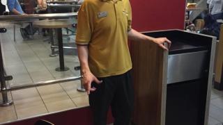 Gabriel vestido con su uniforme de McDonald's.