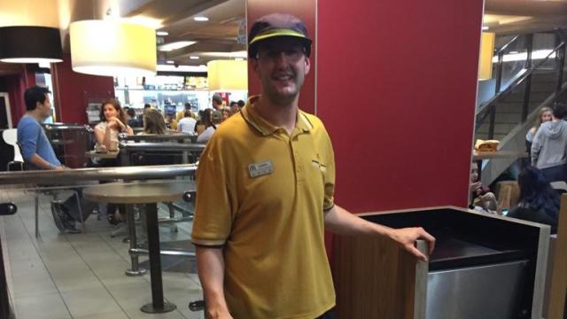 Gabriel vestido con su uniforme de McDonald's.