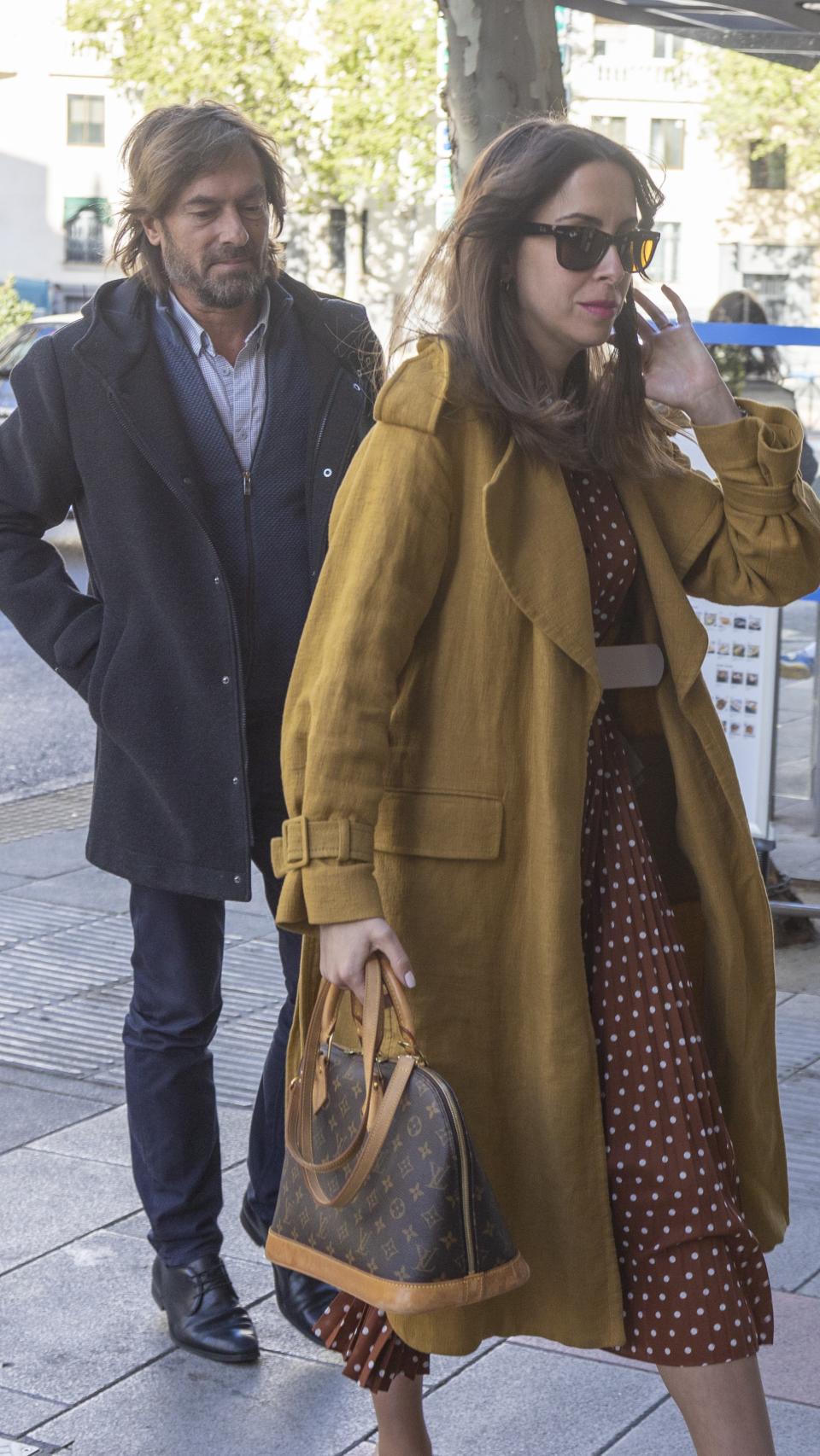 El juez junto a la asesora Hormigos por las calles de Madrid, hace unas semanas.