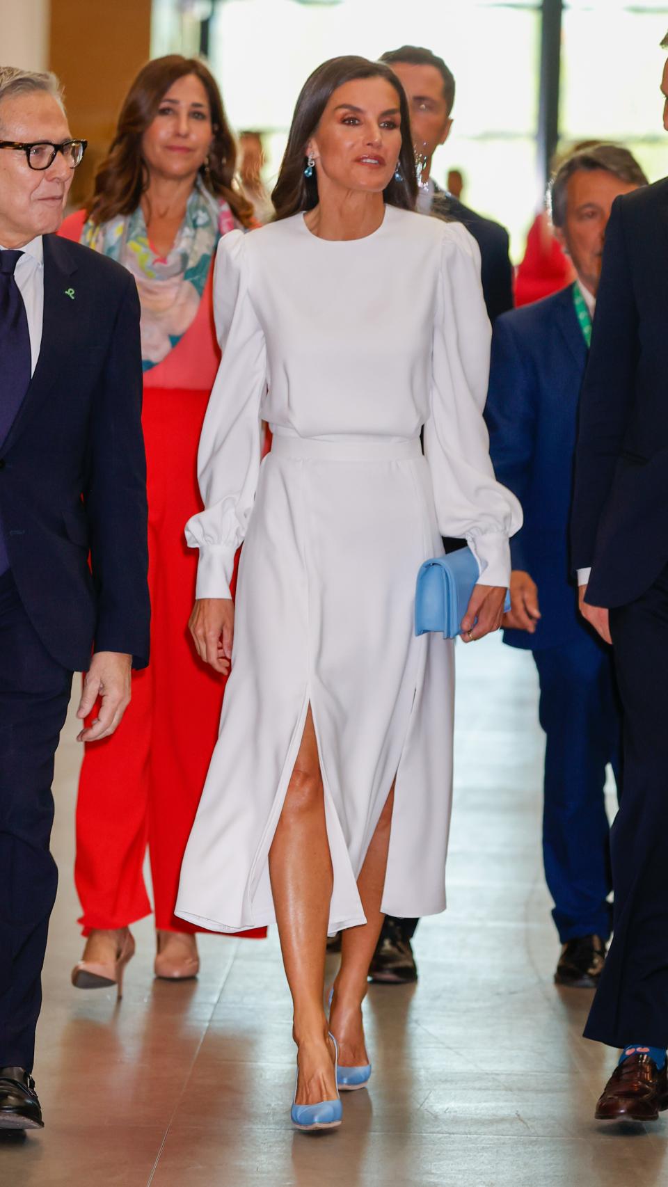 Letizia ha lucido un dos piezas blanco que ha combinado con complementos azules.