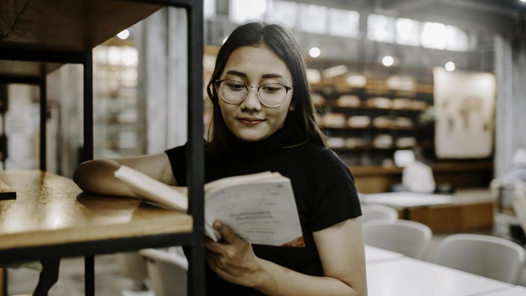 Joven leyendo en una foto de archivo.