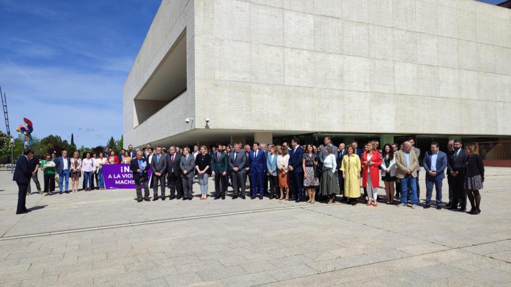Minuto de silencio ante las Cortes de Castilla y León