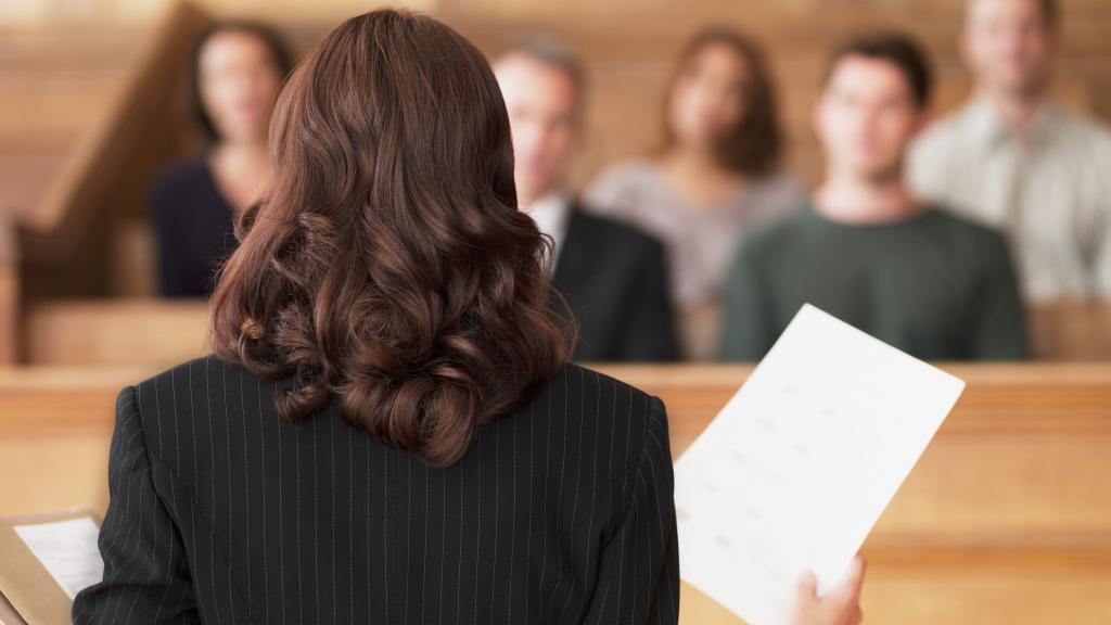 Mujer en un juicio (iSTOCK)