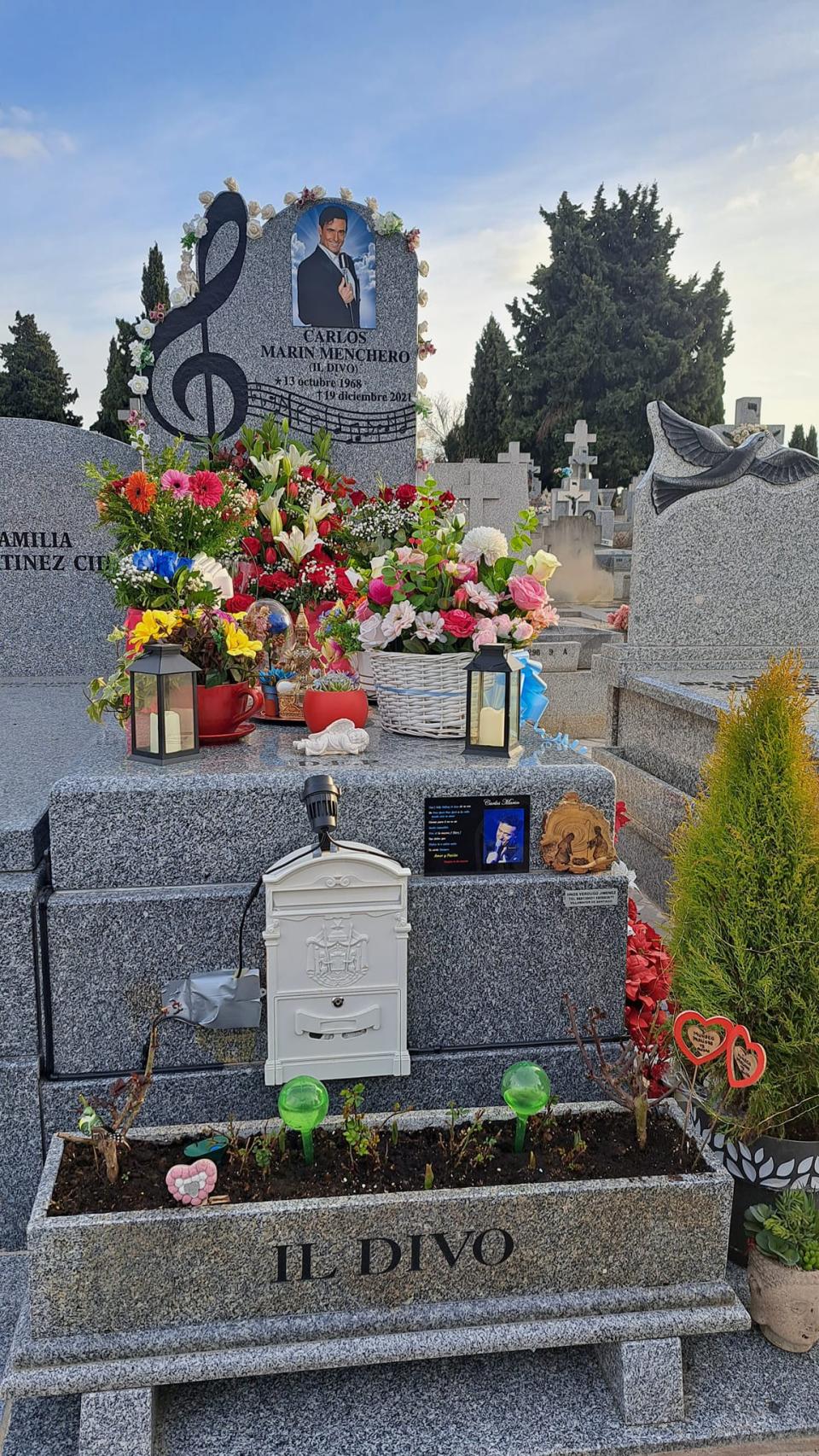 La imagen de la tumba de Carlos Marín, en el cementerio La Almudena, compartida por su madre, Magdalena, en Facebook.