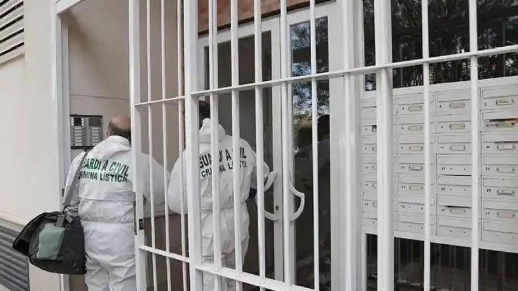 Unos guardias civiles del Equipo de Criminalística, en el inmueble del matrimonio de Villamarchante donde se produjo el infanticidio.