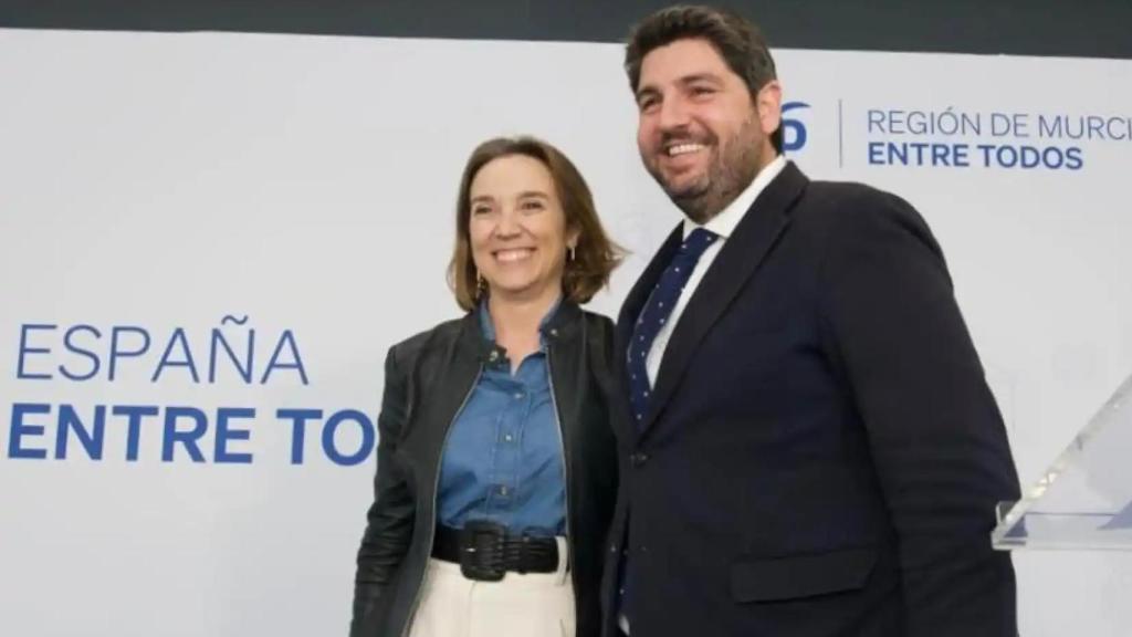 La secretaria general del PP, Cuca Gamarra, junto al presidente del PP de la Región de Murcia, Fernando López Miras, en una convención del PP, celebrada en febrero en Cartagena.