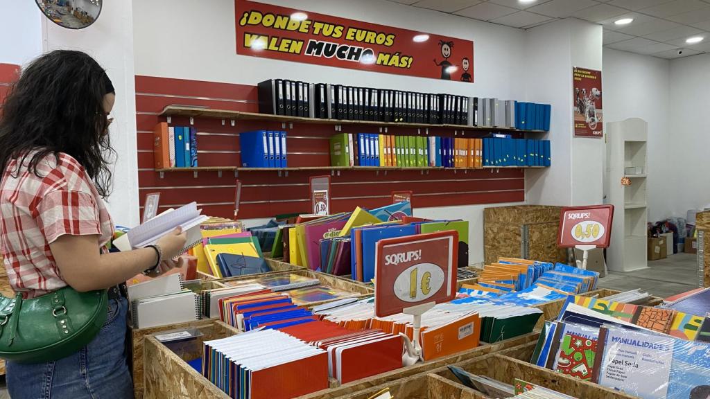 Una mujer observa algunos productos a un precio más rebajado que el habitual.