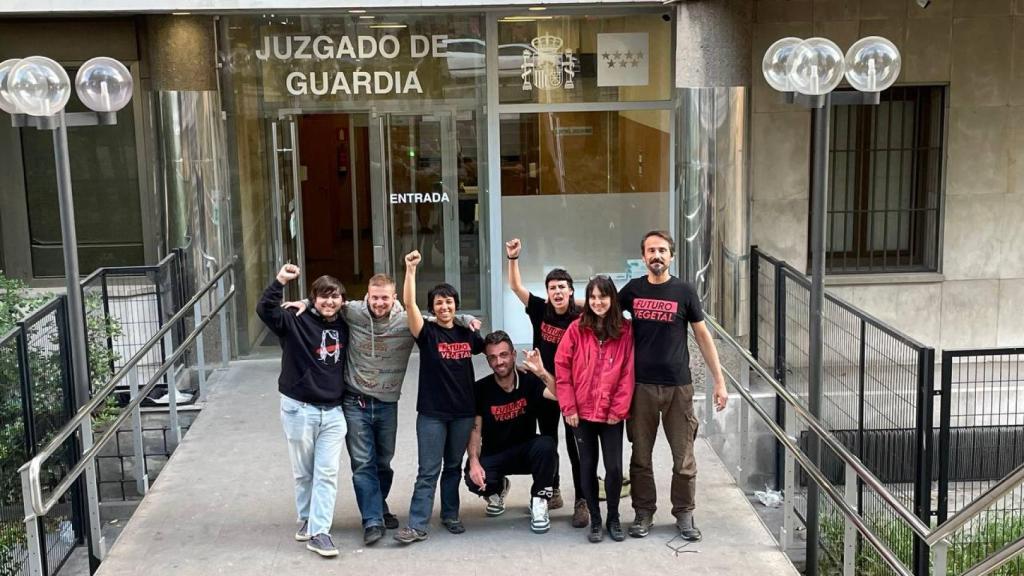 Miembros de Futuro Vegetal, entre ellos Elena, en una acción anterior.