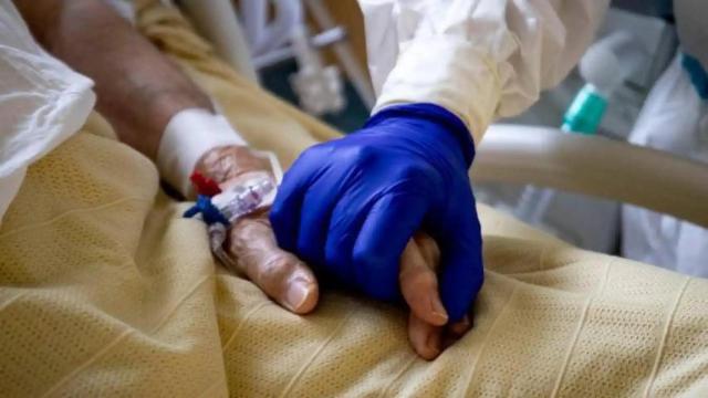 Imagen de archivo de una enferma en un hospital.