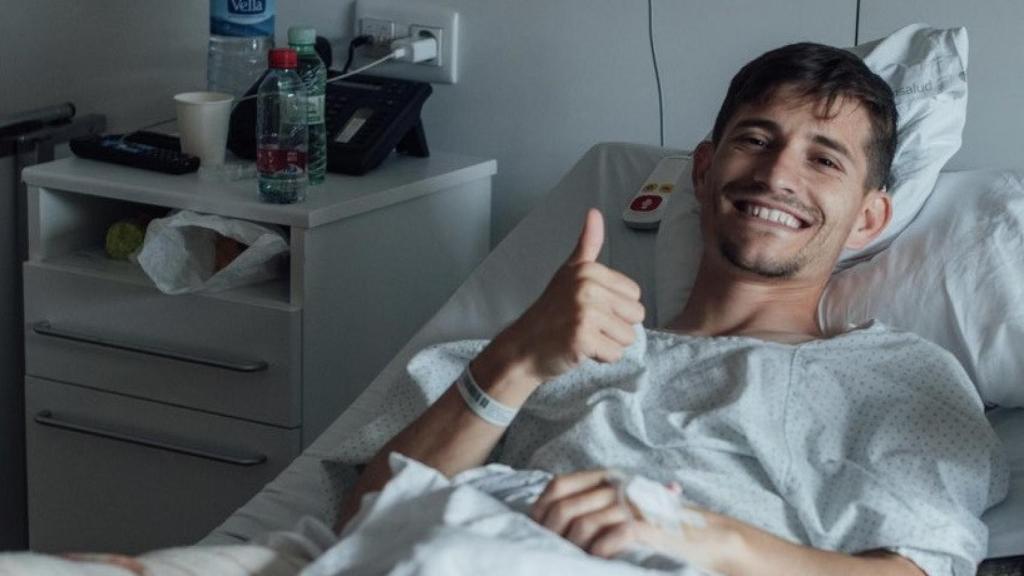 Toni Villa tras la operación en Barcelona.