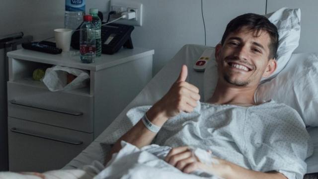 Toni Villa tras la operación en Barcelona.