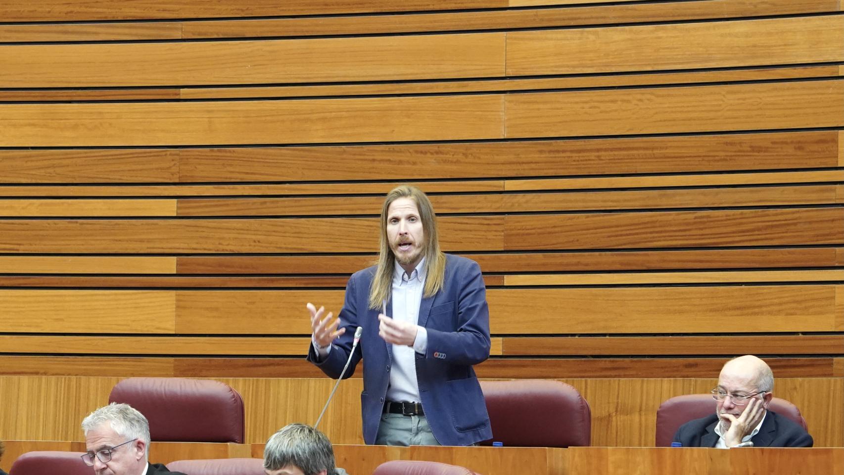 El procurador de Unidas Podemos, Pablo Fernández, durante el pleno de las Cortes.