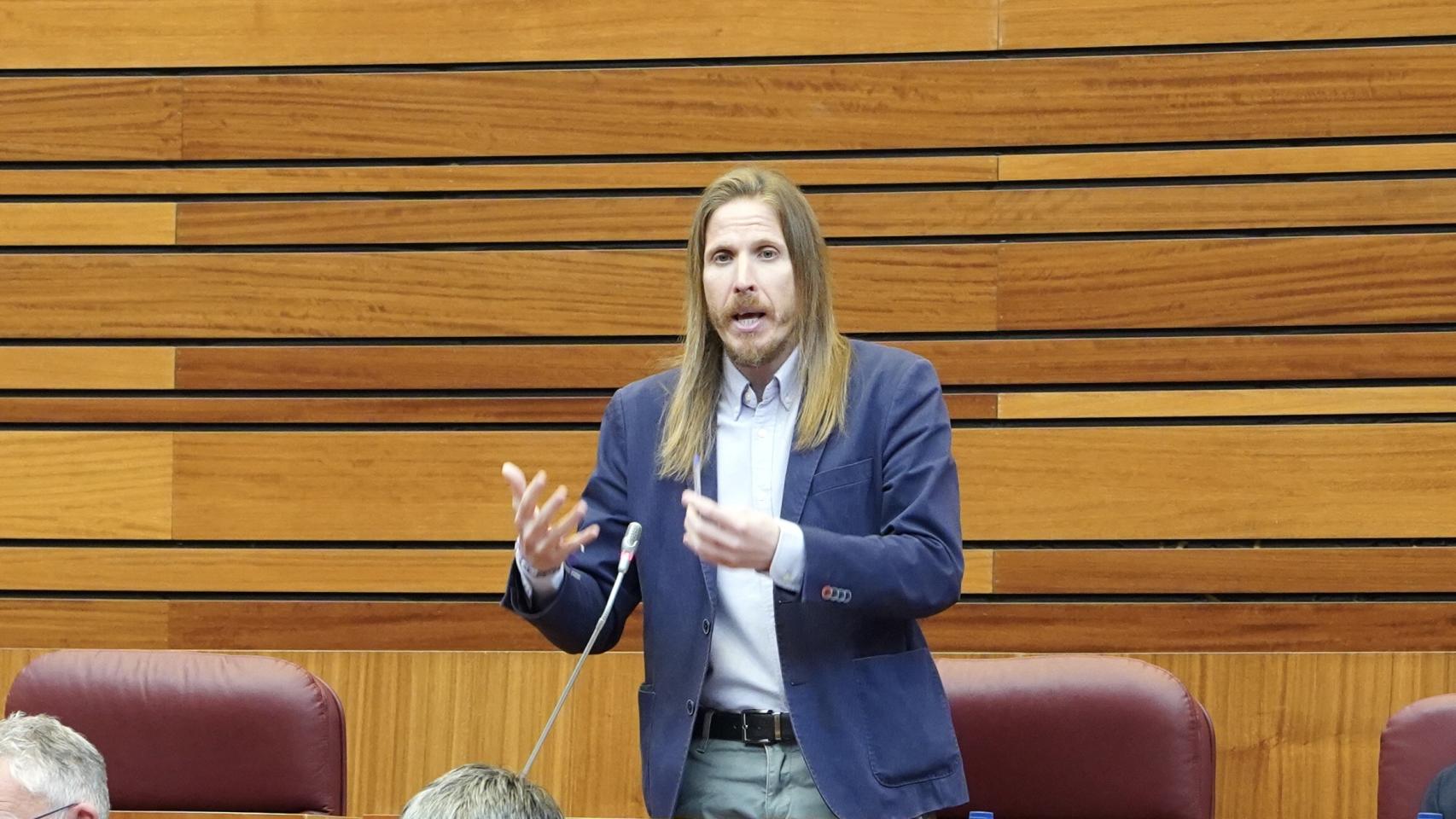 El procurador de Unidas Podemos, Pablo Fernández, durante el pleno de las Cortes.