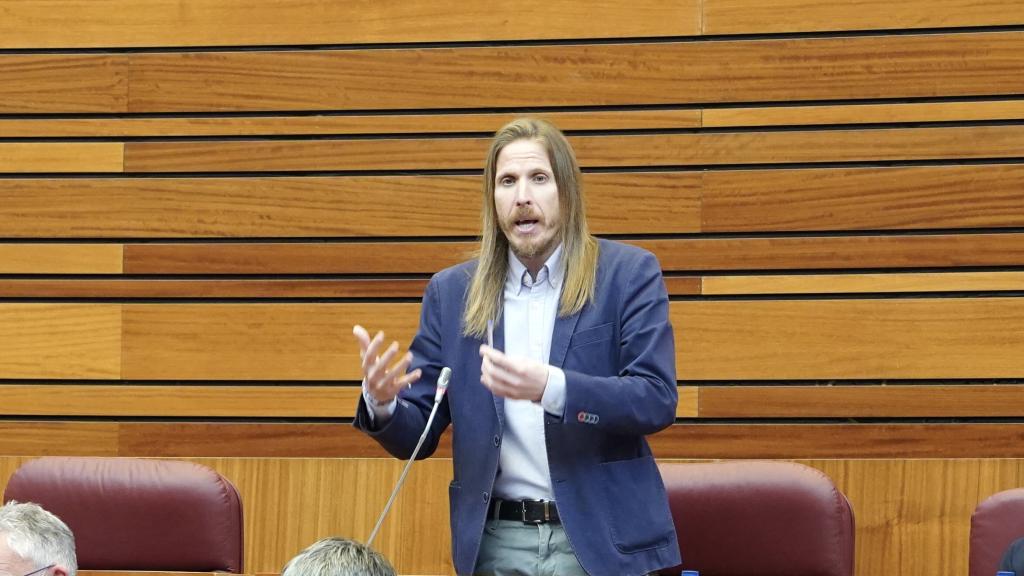 El procurador de Unidas Podemos, Pablo Fernández, durante el pleno de las Cortes.