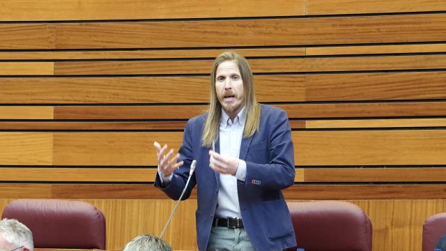 El procurador de Unidas Podemos, Pablo Fernández, durante el pleno de las Cortes.