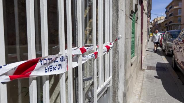Vivienda precintada en la que se produjo el supuesto asesinato a la mujer de 81 años