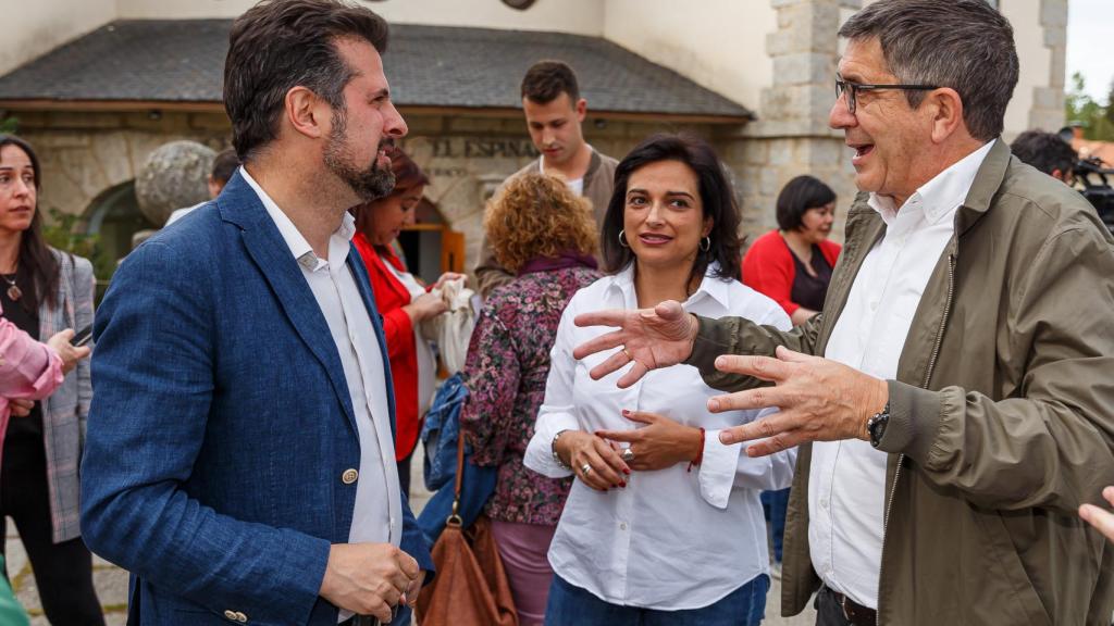 el secretario general del PSOE de Castilla y León, Luis Tudanca; la candidata a la Alcaldía de El Espinar, Alicia Palomo, y el portavoz del PSOE en el Congreso de los Diputados, Patxi López, participan en la presentación de la candidatura de El Espina
