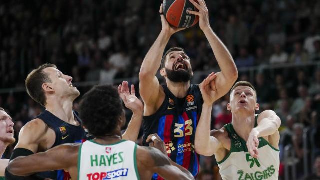 Mirotic realiza una entrada a canasta.