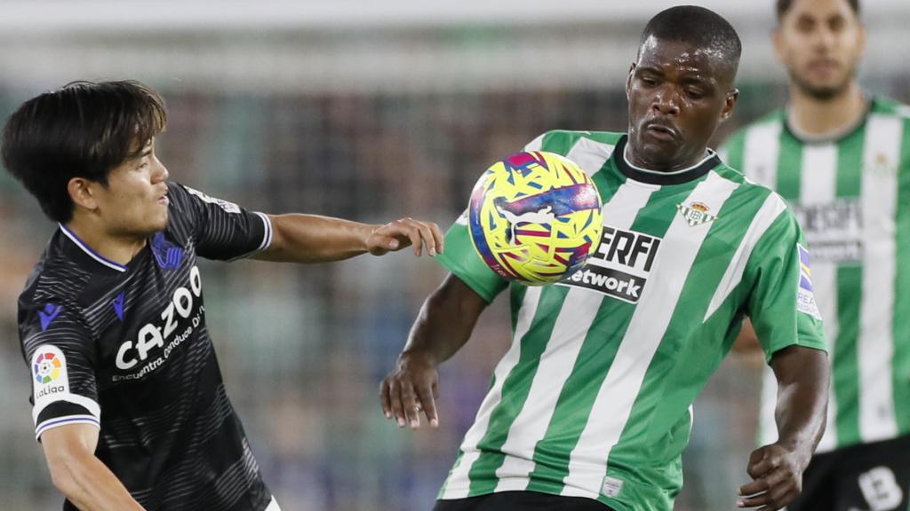 Takefusa Kubo y William Carvalho, en acción en el Betis - Real Sociedad de La Liga 2022/2023