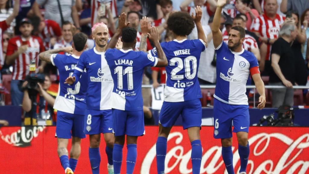 Los jugadores del Atlético de Madrid, celebrando el gol de De Paul