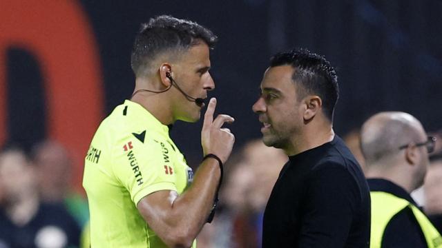 El árbitro Gil Manzano, debatiendo con Xavi Hernández en la banda