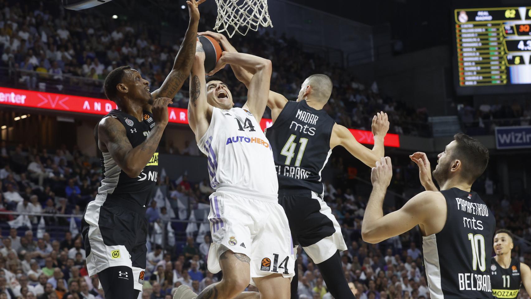 Deck realiza una entrada a canasta frente al Partizán.