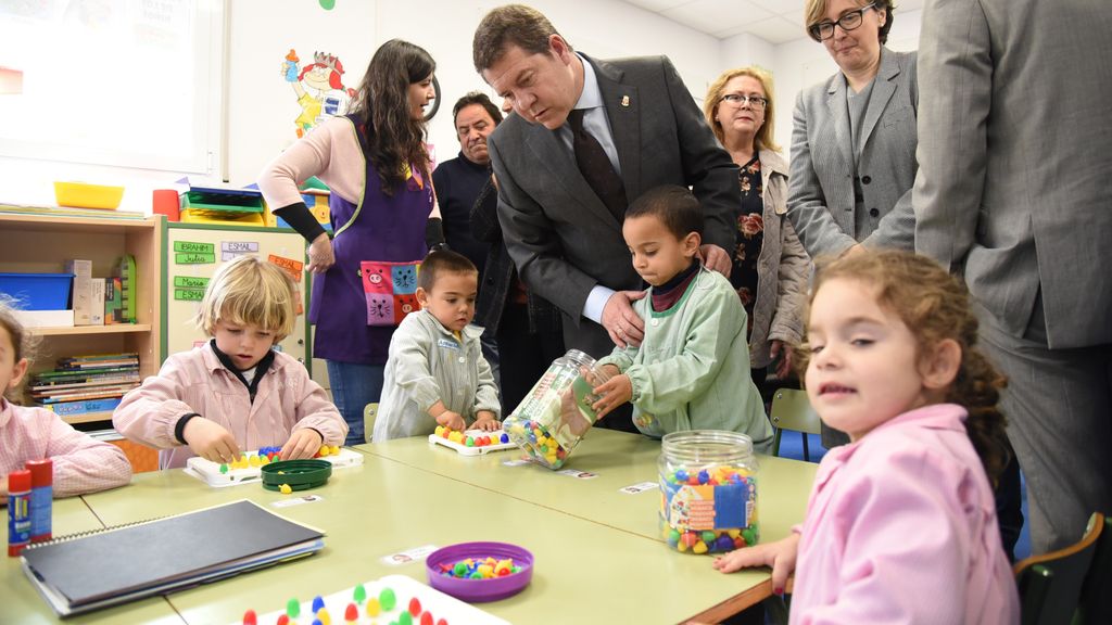 Emiliano García-Page durante una visita a un colegio.
