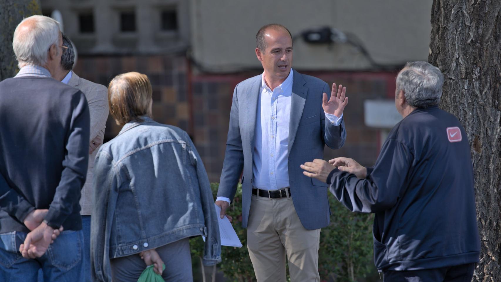 Alberto Rojo, candidato a la reelección como alcalde de Guadalajara, con algunos vecinos. Foto: Candidatura Alberto Rojo 2023.