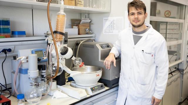 Ignacio Mena en su laboratorio.