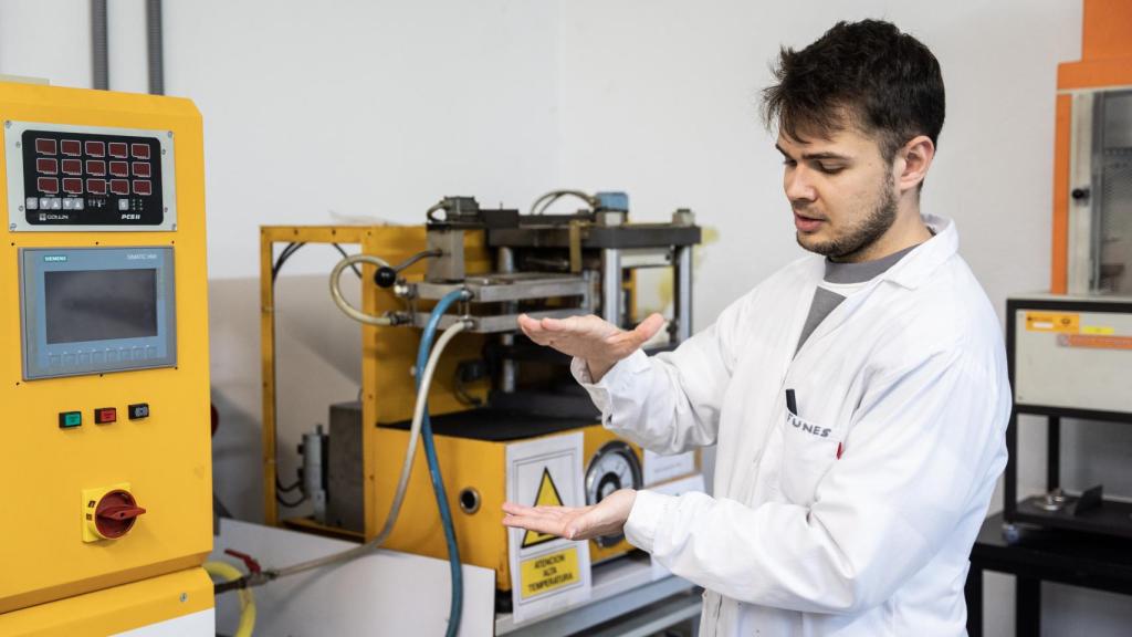 El ingeniero de materiales Ignacio Mena, explicando del proceso de formación de los films.