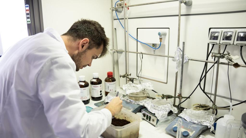 Estudio de la desintegración de los materiales en compostaje industrial (las muestras se encuentran dentro del recipiente).