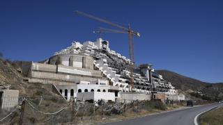 El Algarrobico, un hotel construido en la playa de Carboneras (Almeria).