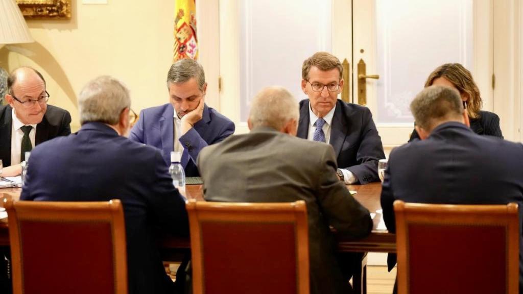 Alberto Núñez Feijóo y Juan Bravo, este miércoles en el Senado en una reunión con agricultores.
