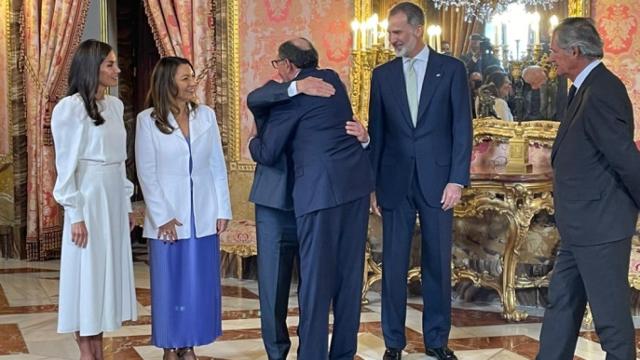 El presidente de Iberdrola, Ignacio Sánchez Galán, se abraza con Lula da Silva, en presencia de los Reyes, la Primera Dama de Brasil, Rosángela da Silva, y el presidente de Acciona, José Manuel Entrecanales.