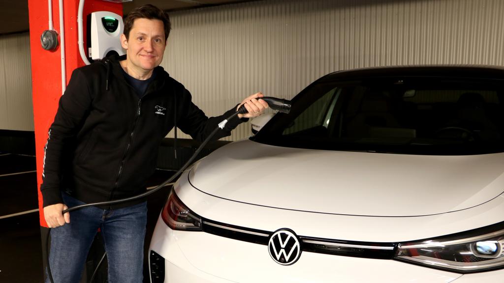 El punto de recarga ha quedado instalado en unas horas y ya puedo cargar los coches a una potencia de alrededor de 4 kW.