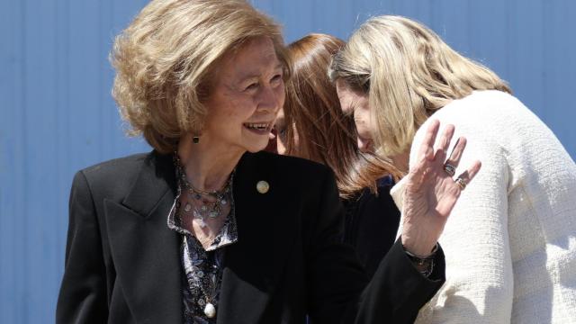 La reina Sofía visita el Banco de Alimentos de Zamora.