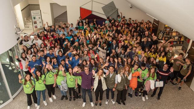 Foto de grupo de los participantes en la segunda edición de la Liga Maker Drone.