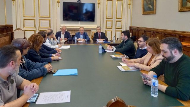 Reunión con el sector hostelero en el Pazo de Raxoi para la implantación de la tasa turística