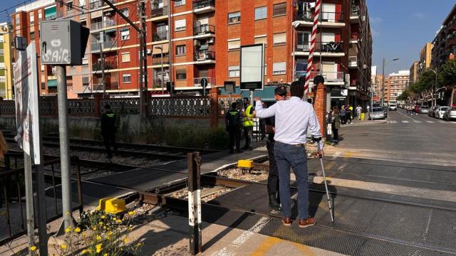 El alcalde de Alfafar, en el paso a nivel tras el arrollamiento de este miércoles que ha acabado con una joven. EE
