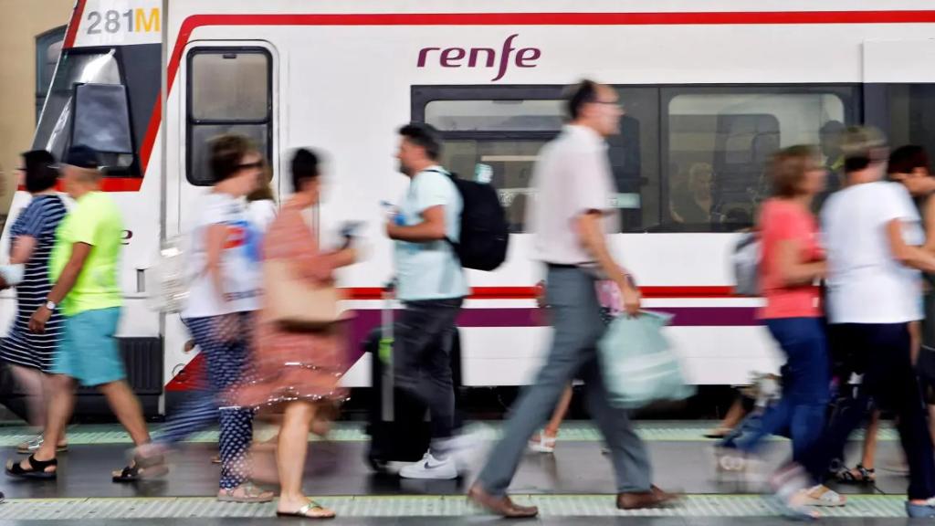Varias personas caminan por uno de los andenes de la estación del Norte de Valencia.