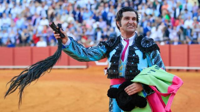 Morante de la Puebla pasea el rabo que cortó en Sevilla la pasada feria.