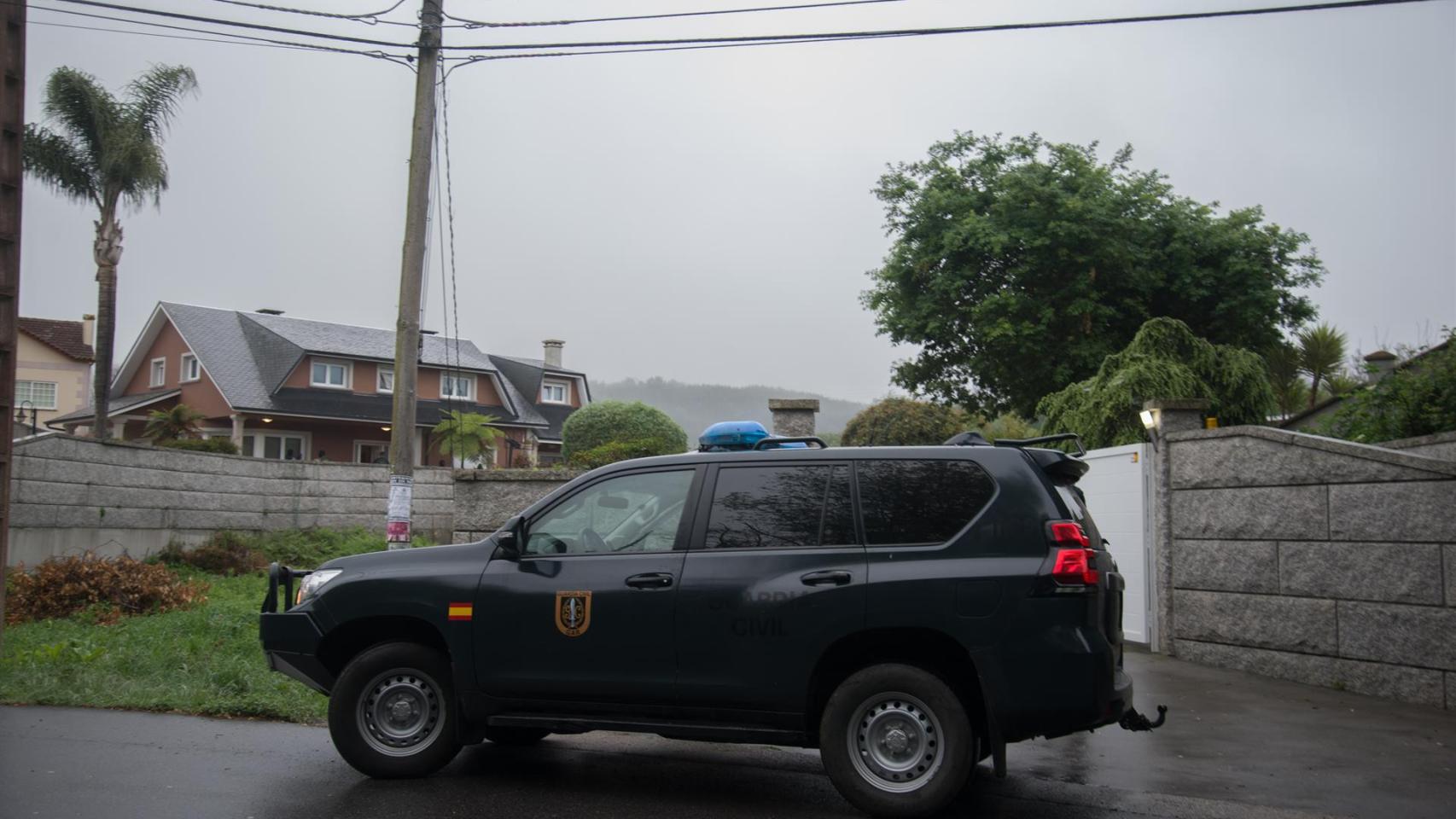 Agentes del Equipo contra el Crimen Organizado (ECO) de la Guardia Civil trabajan en un amplio operativo contra el narcotráfico en Galicia.