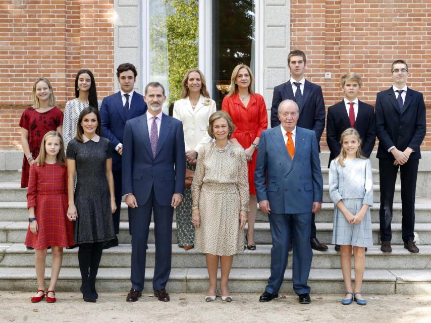 El Emérito con su esposa, hijos y nietos, en una foto de archivo.