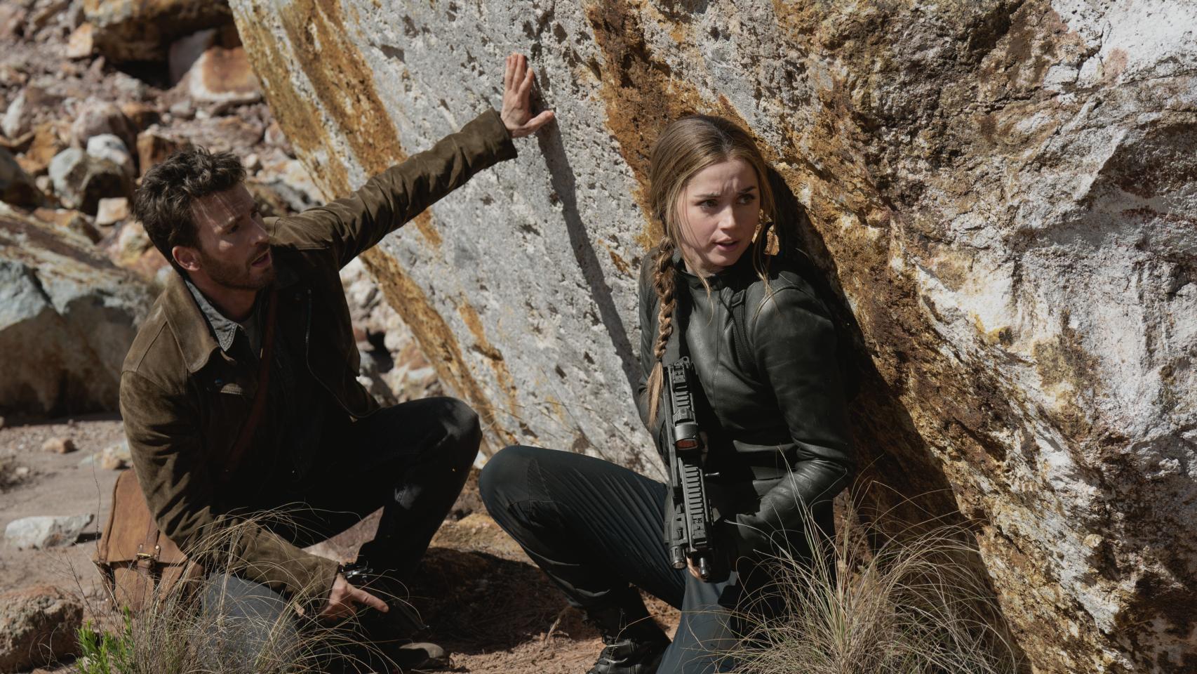 Chris Evans y Ana de Armas en 'Ghosting'.