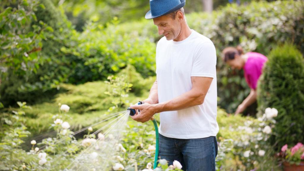 Una manguera extensible es ideal para regar el jardín cada día.