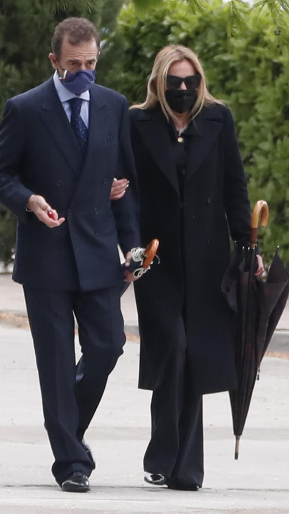 Ana García Obregón y Alessandro Lequio, unidos en el dolor, el día del entierro de la madre de la artista.
